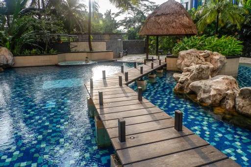 Kolam Renang Tropis Apartemen Hamptons Park